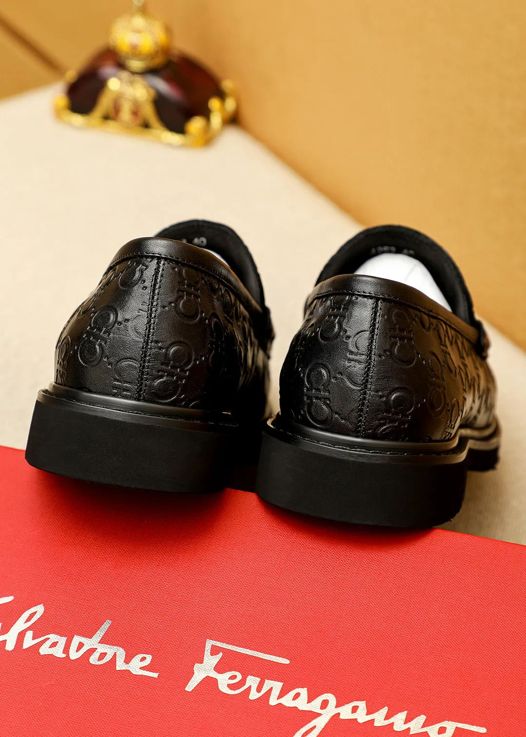 Men's shoes 💰520 💐 Product trademark: Ferragamo "Ferragamo" casual leather shoes Regular size: 38-44 (45.46🉑️customized) Product materials: Selected imported first-layer calfskin embossed upper + original hardware buckle, imported water-dyed cow leather lining. Strong three-dimensional visual effect, original outsole color: 1⃣️color optional
